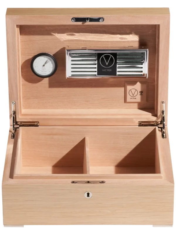 A La Civette Accessoires à cigares Cave à cigares Victor Alpi oak blanc cassé 75 cigares ouverte inclinée avec hygromètre, humidificateur et intérieur en bois de cèdre.