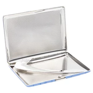 Étui à cigarettes Tsubota Pearl en cuir grainé bleu clair ouvert trois quarts, accessoire à cigarettes premium A La Civette