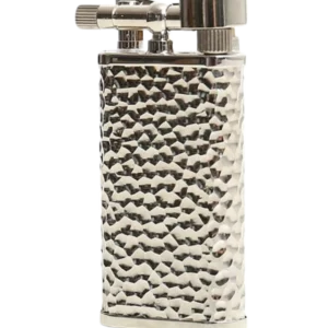 A La Civette Accessoires à pipes Briquets à pipe Chacom Tsubota Pearl CC105 chrome martelé en vue de trois quarts avec finition chrome texturée haut de gamme.