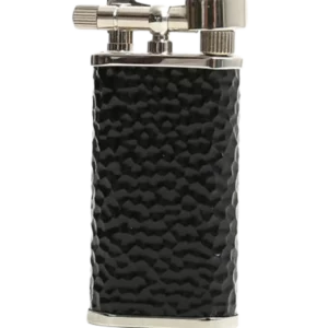 A La Civette Accessoires à pipes Briquets à pipe Chacom Tsubota Pearl CC105 noir martelé en vue de trois quarts, briquet à pipe noir texturé avec finition chromée.