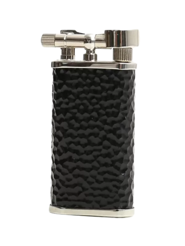 A La Civette Accessoires à pipes Briquets à pipe Chacom Tsubota Pearl CC105 noir martelé en vue de trois quarts, briquet à pipe noir texturé avec finition chromée.