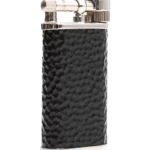 A La Civette Accessoires à pipes Briquets à pipe Chacom Tsubota Pearl CC105 noir martelé en vue de trois quarts, briquet à pipe haut de gamme noir texturé.