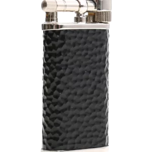 A La Civette Accessoires à pipes Briquets à pipe Chacom Tsubota Pearl CC105 noir martelé en vue de trois quarts, briquet à pipe haut de gamme noir texturé.