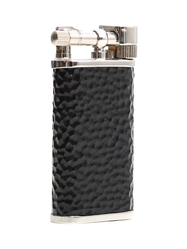 A La Civette Accessoires à pipes Briquets à pipe Chacom Tsubota Pearl CC105 noir martelé en vue de trois quarts, briquet à pipe haut de gamme noir texturé.