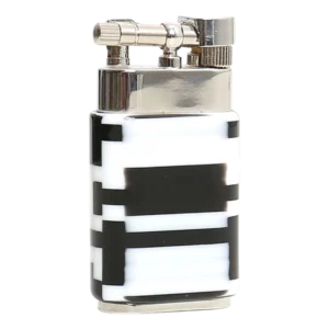 A La Civette Accessoires à pipes Briquets à pipe Savinelli Fantasy Pulcinella un quart, briquet à pipe avec finition blanche et noire géométrique vu de trois quarts.