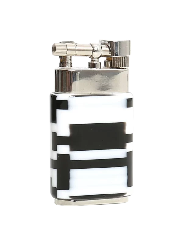 A La Civette Accessoires à pipes Briquets à pipe Savinelli Fantasy Pulcinella un quart, briquet à pipe avec finition blanche et noire géométrique vu de trois quarts.
