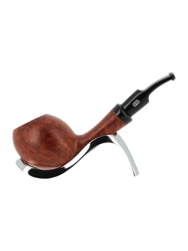 A La Civette Pipes Chacom Anton brun mat by Tom Eltang forme courte finition lisse sans filtre sur support, vue de profil.