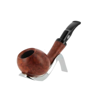 A La Civette Pipes Chacom Anton brun mat by Tom Eltang forme courte finition lisse sans filtre sur support, vue trois quarts.