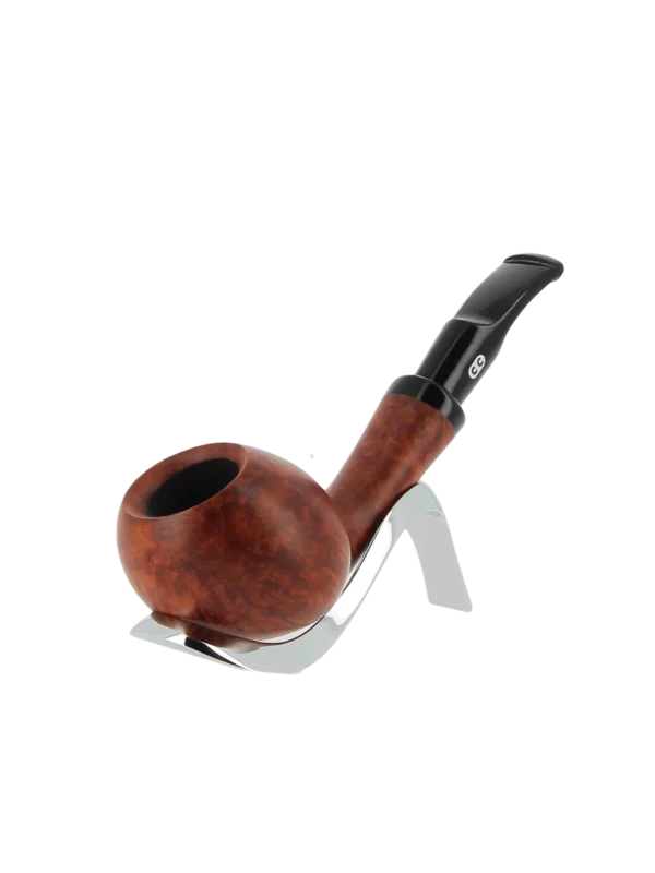 A La Civette Pipes Chacom Anton brun mat by Tom Eltang forme courte finition lisse sans filtre sur support, vue trois quarts.
