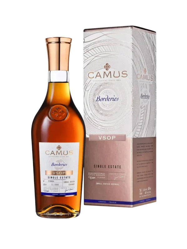 Présentation en boîte du cognac Camus VSOP Borderies Single Estate, avec sa bouteille, l'ensemble vu de face.
