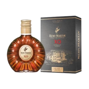 Boîte du cognac Rémy Martin XO en format 5 cl, accompagnée de sa mignonnette, toutes deux vues de face.