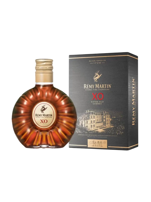 Boîte du cognac Rémy Martin XO en format 5 cl, accompagnée de sa mignonnette, toutes deux vues de face.