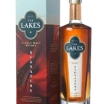 Whisky The Lakes Signature, bouteille et boîte d'emballage réunies et présentées chacune de face.