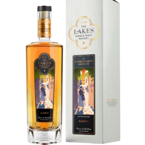 Boîte d'emballage du Whisky The Lakes Kairos, réunie avec la bouteille, l'une et l'autre vues de face.